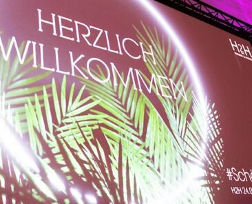 H2H 2023 - Blick auf Leinwand der Bühne