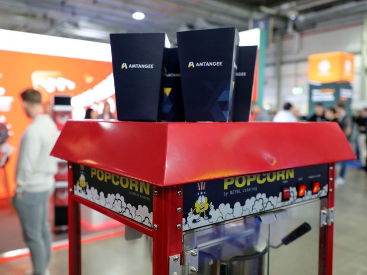 JTL-Connect 2024: Popcornmaschine am Stand von AMTANGEE