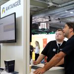 Informationsgespräch am Stand von AMTANGEE auf der JTL-Connect 2024 (940x705)