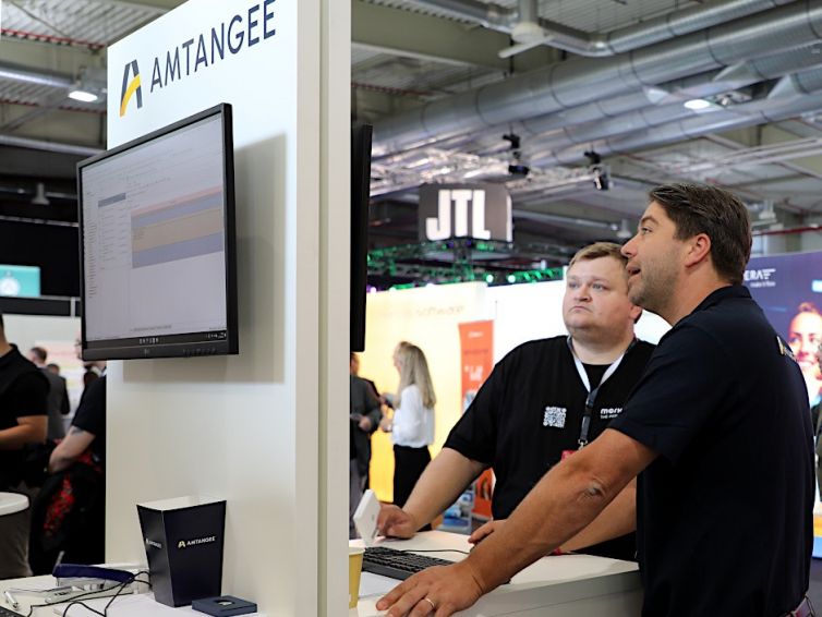 Informationsgespräch am Stand von AMTANGEE auf der JTL-Connect 2024 (940x705)